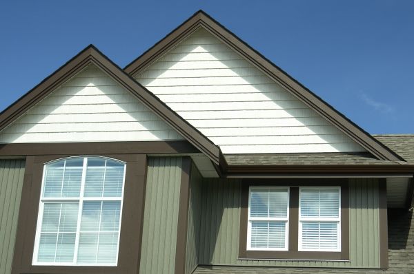 Cost of Vertical Vinyl Siding Repair in Lincoln