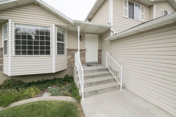 Cost of White Vinyl Siding Replacement in Lincoln